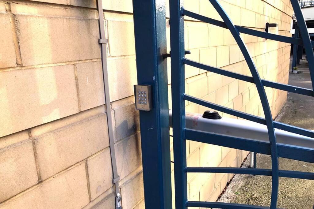 Waterfront Living In Leith With Free Parking! Apartamento Edimburgo Exterior foto